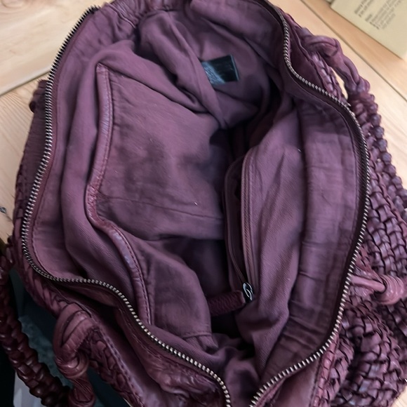 Perfect color of burgundy leather bag. Made in India - Picture 3 of 7